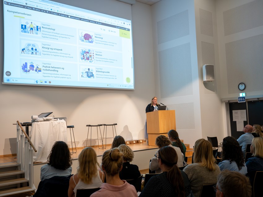 Kompetansebroen Østfold presenteres på storskjerm i konferansesal