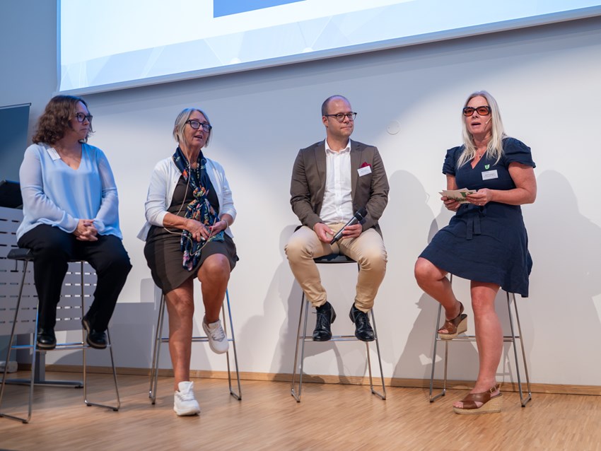 Tre debatt-deltakere og en moderator