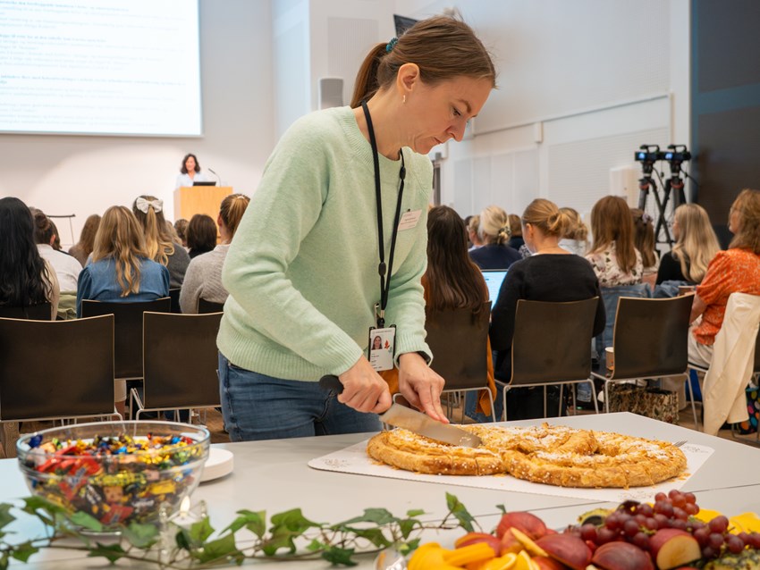 Kvinner deler opp kringle ved bord