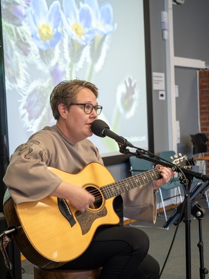Mone Evensen spiller gitar og synger