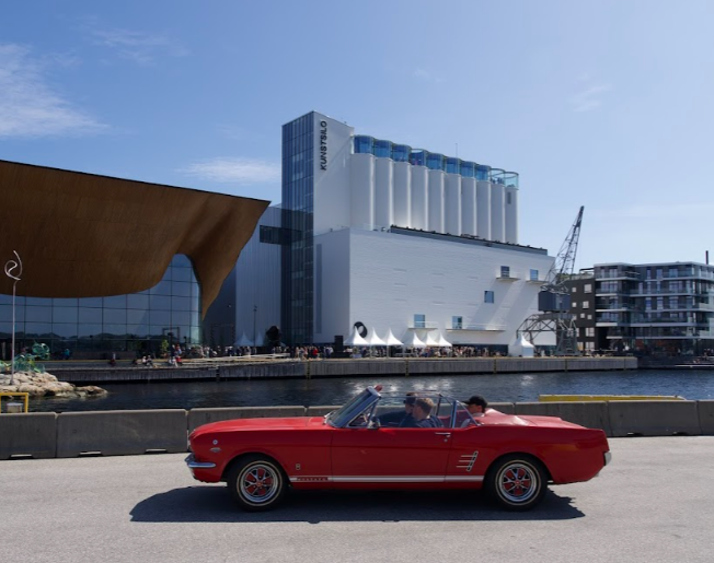 Rød veteranbil foran Kilden og Kunstsilo